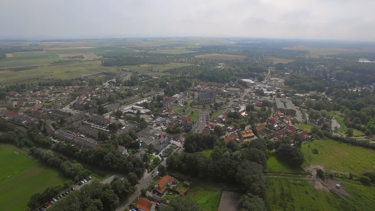 여름에 가벼운 흐린 날 동안 네덜란드의 작은 관광 마을 renesse