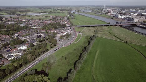 Vista-Panorámica-Aérea-Del-Barrio-Residencial-De-Hoven-En-Ztutphen,-Países-Bajos,-Detrás-De-Llanuras-Aluviales