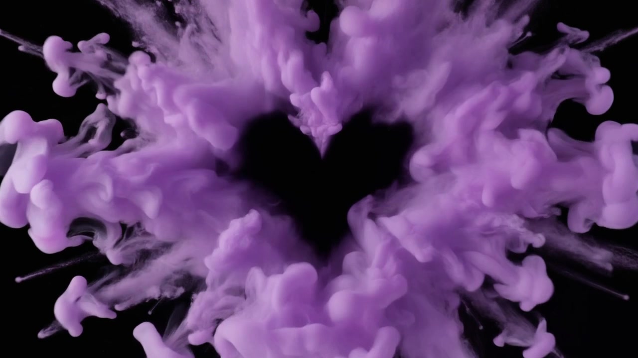 Fumo viola a forma di cuore su sfondo nero