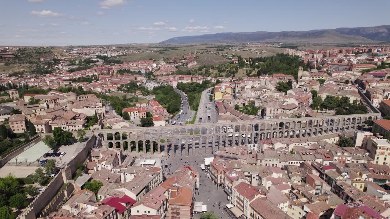 acueducto de segovia, maravilla de la ingeniería. paisaje urbano panorámico, españa