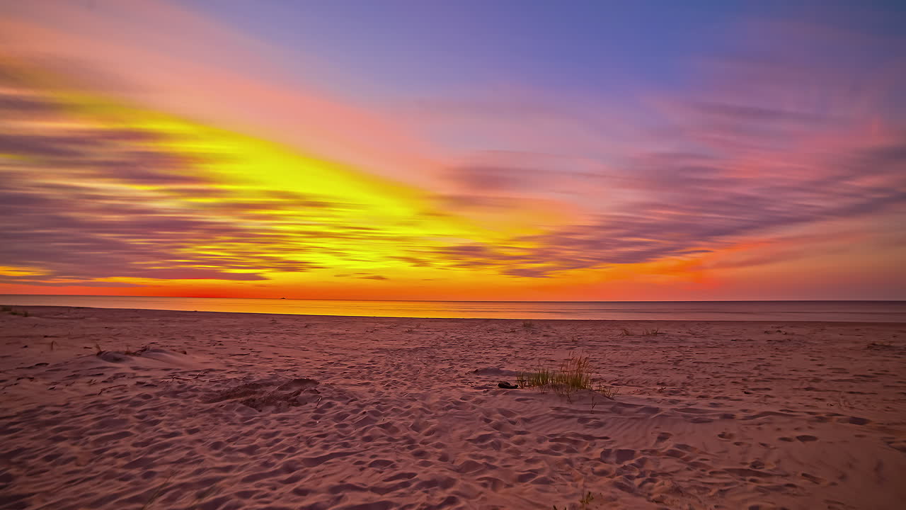hermosa puesta de sol sobre el mar o el océano