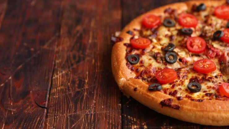 Pizza al salamino piccante con mozzarella, salsa di pomodoro e salame