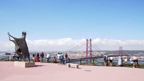 gente en la plataforma de observación en cristo rey en almada con panorama de lisboa