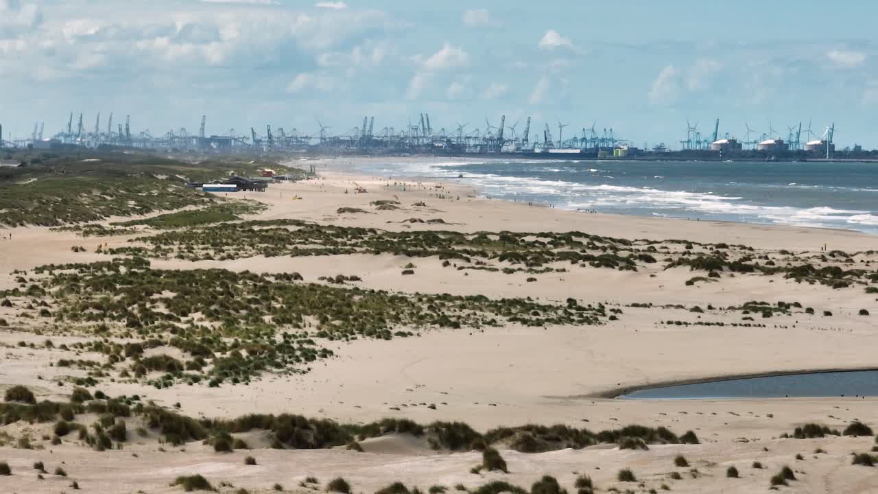 백그라운드에서 로테르담 항구 산업 크레인의 zandmoto 해변 실루엣