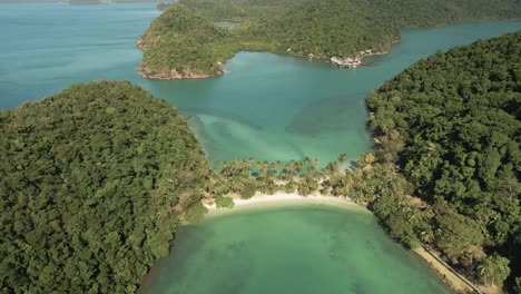 Imágenes-De-Drones-De-4k-De-Una-Hermosa-Isla-Tropical-Con-Palmeras-De-Playa-De-Arena-Blanca-Y-Barra-De-Arena