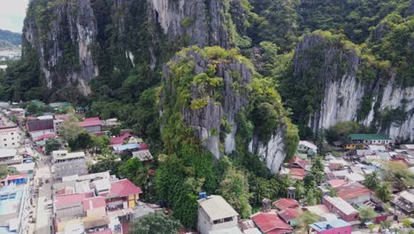 carretilla aérea en el dosel caminar y el punto de vista del cazador de sueños en la parte superior de los afloramientos de piedra caliza dentada con vistas a la ciudad de el nido, filipinas