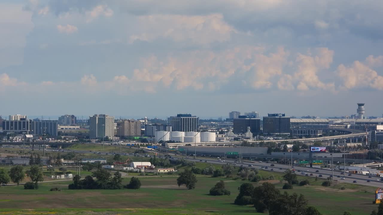 미시사우가 공항과 주변 고속도로의 시간 지연, 비는 교통