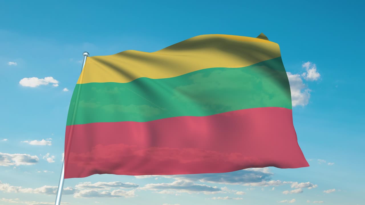 bandera de lituania con estructura de tela contra un cielo nublado (en bucle)