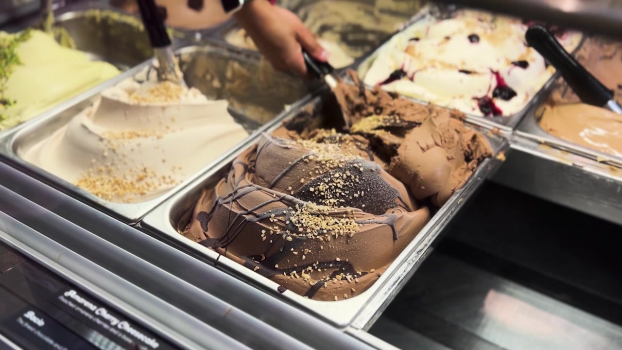 Servire gelato denso al gusto di cioccolato