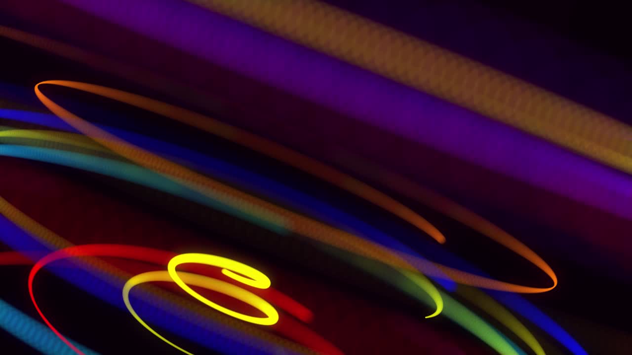 estilo creativo fondo abstracto en 4k. líneas de color girando en espiral volar a lo largo de la ruta giratoria. diseño de movimiento bg de partículas que dan forma a líneas, hélice y estructuras abstractas. render 3d