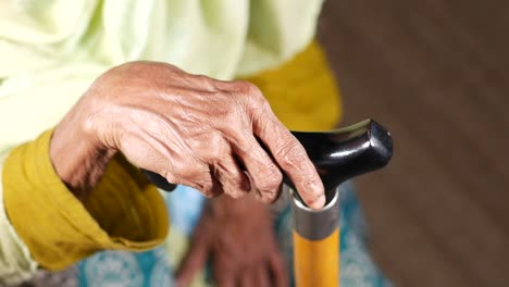 mujer anciana usando un bastón de caminar