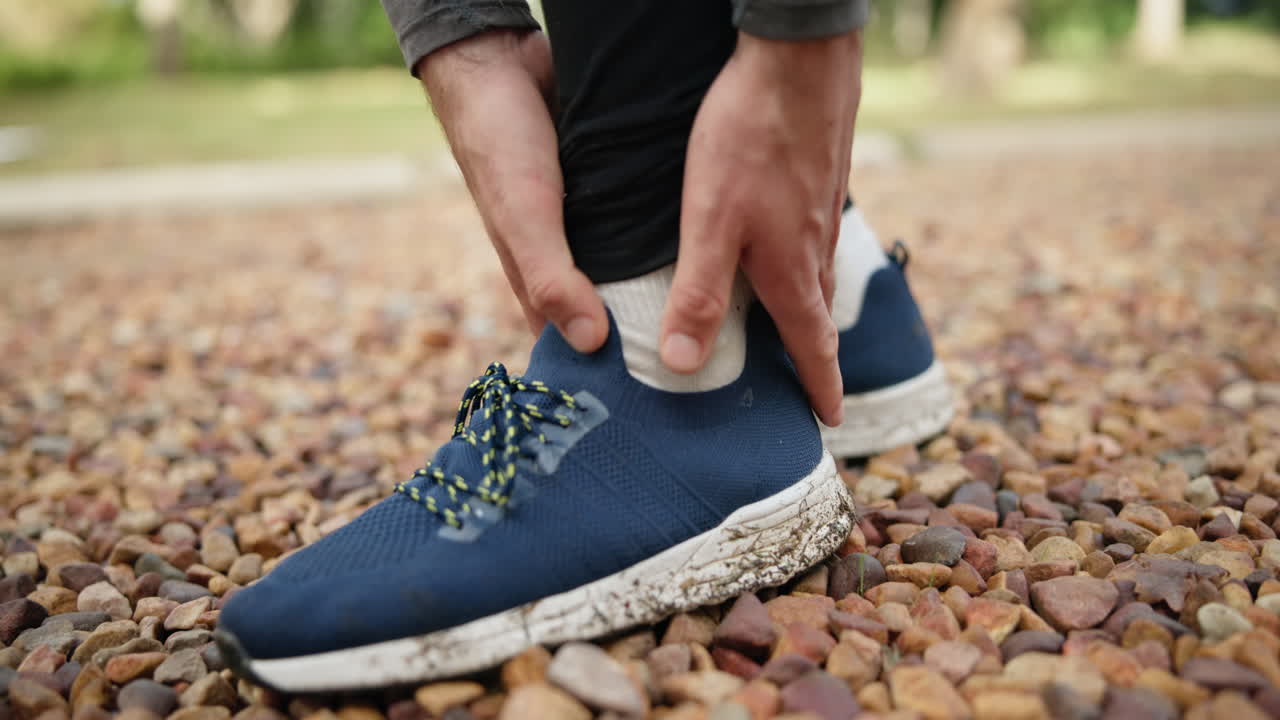 달리기, 관절 통증 및 공원에서 사람의 신발