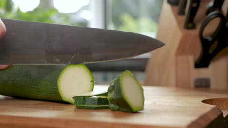 Zeitlupenaufnahme-Beim-Schneiden-Einer-Zucchini