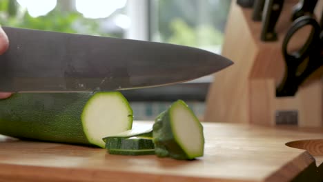 tiro a cámara lenta cortando un calabacín