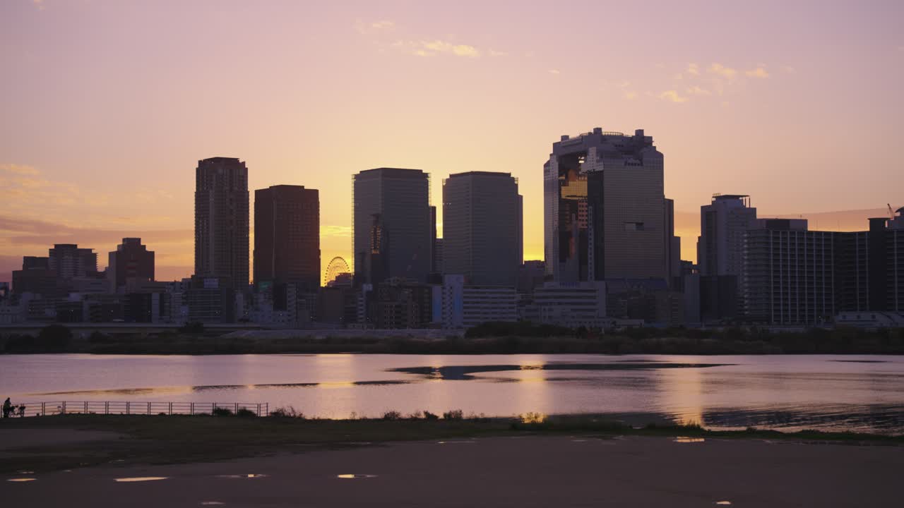 Horizonte de Umeda em Osaka, Japão, Nascer do sol sobre o rio Yodogawa