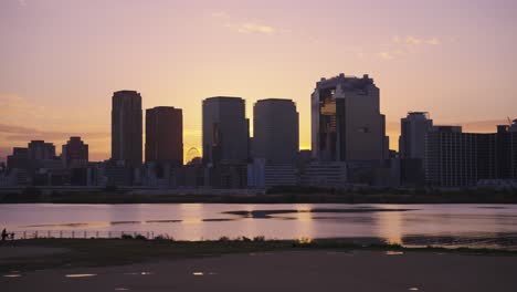 Umeda-skyline-In-Osaka-Japan,-Sonnenaufgang-über-Yodogawa-fluss