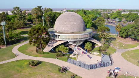 Vista-Aérea-Cercana-Del-Edificio-De-Arquitectura-Esférica-Del-Edificio-Del-Planetario-Galileo-Galilei-En-Buenos-Aires,-Argentina