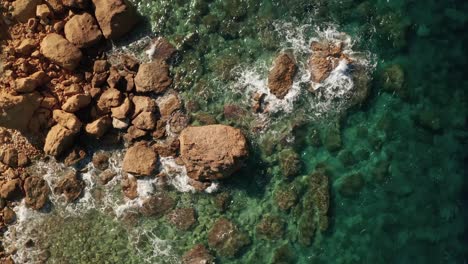 Imágenes-Aéreas-De-Gran-ángulo-De-Alejamiento-De-Una-Hermosa-Agua-Turquesa-Cerca-De-La-Playa-De-Rampa-En-La-Isla-De-Gozo,-Malta