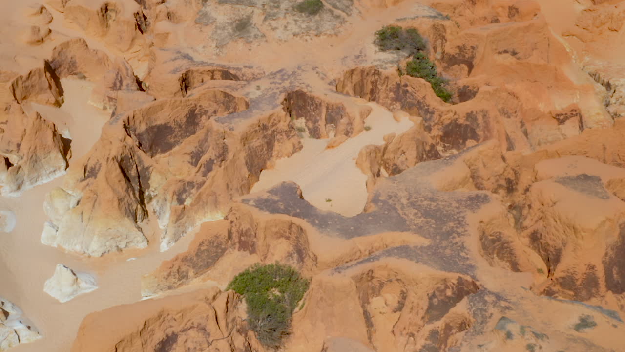 vista aérea en el medio de los acantilados, en un día soleado, morro branco, ceara