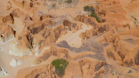 Aerial-view-in-the-middle-of-the-cliffs,-in-a-sunny-day,-Morro-Branco,-Ceara