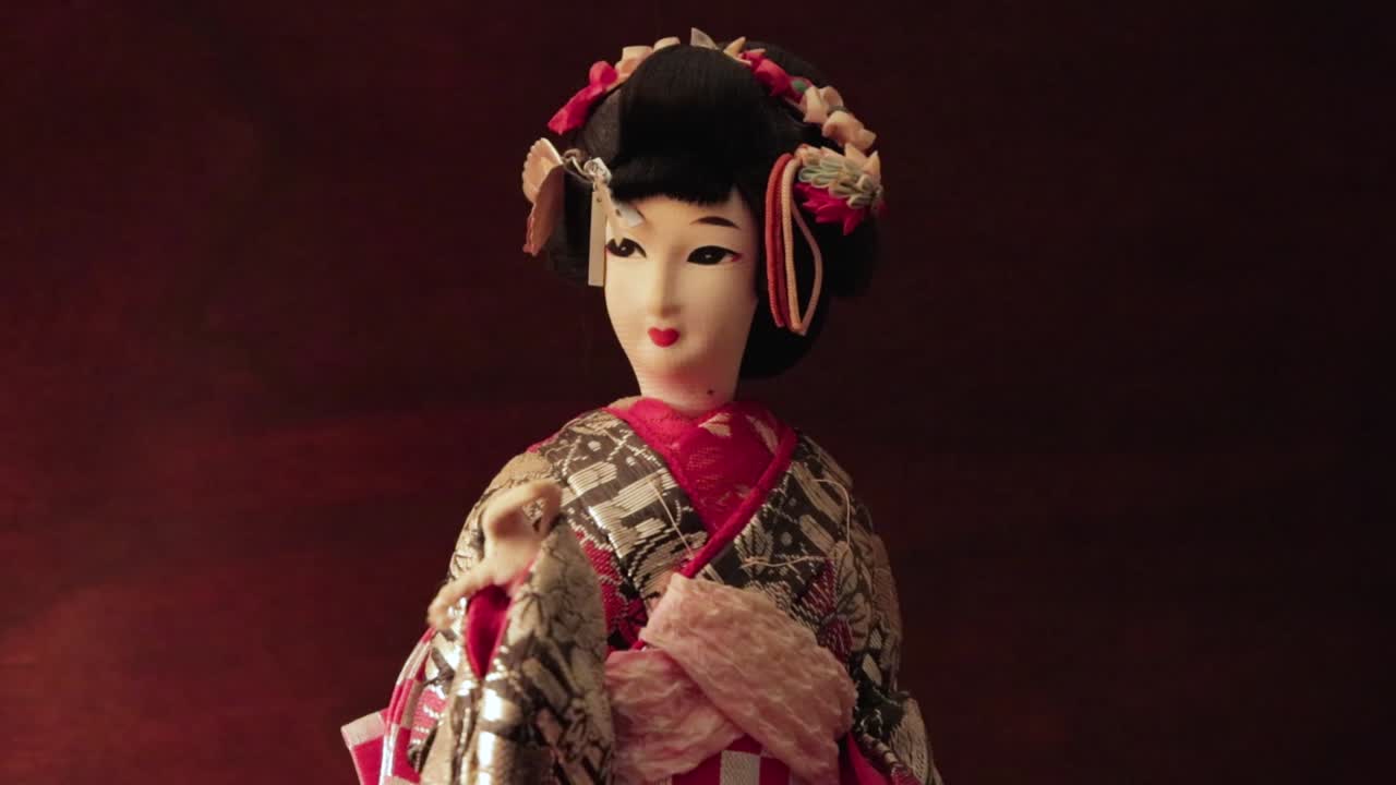 muñeca de kimono japonés vintage con un hermoso vestido
