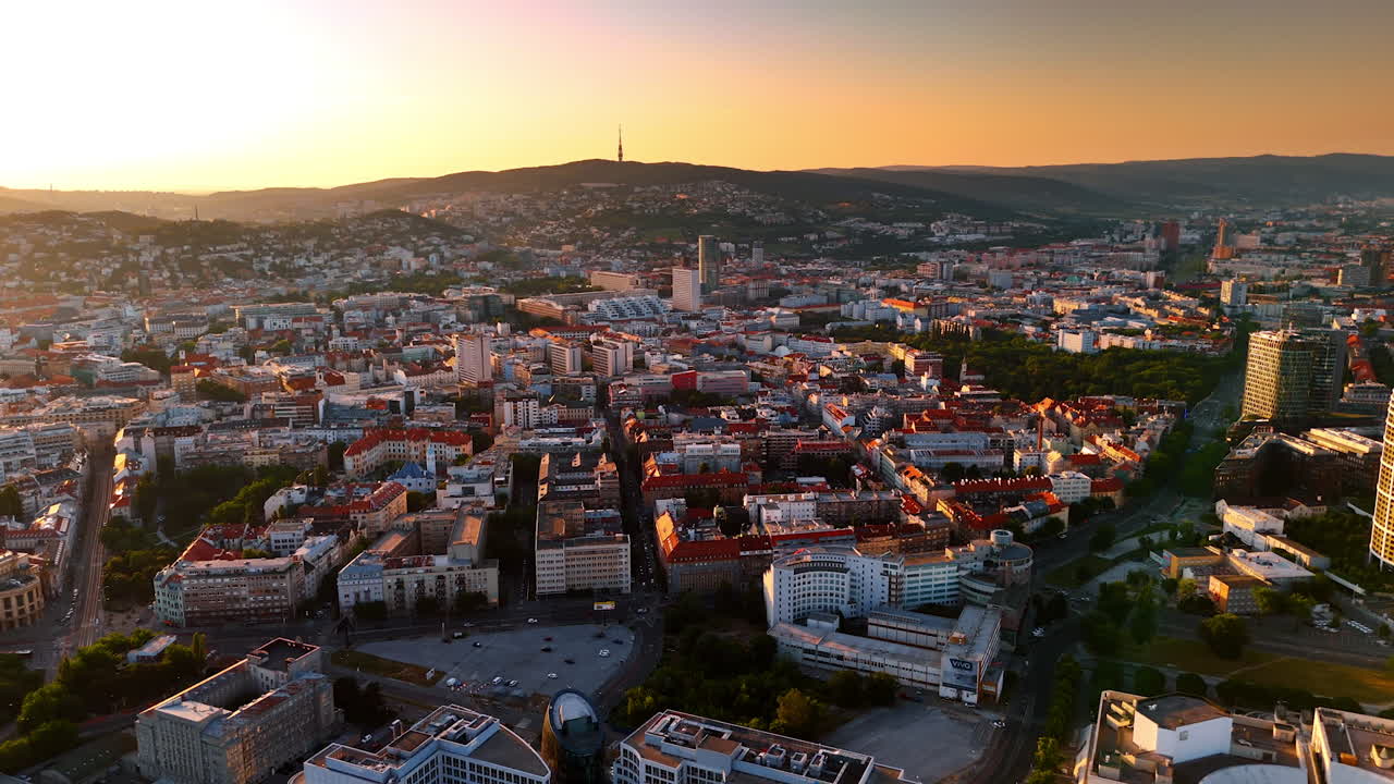 Nedgående sol oplyser sceneriet af den gamle bydel i Bratislava, Slovakiet. Historiske bygninger med orange tage i bylandskabet. Luftfoto