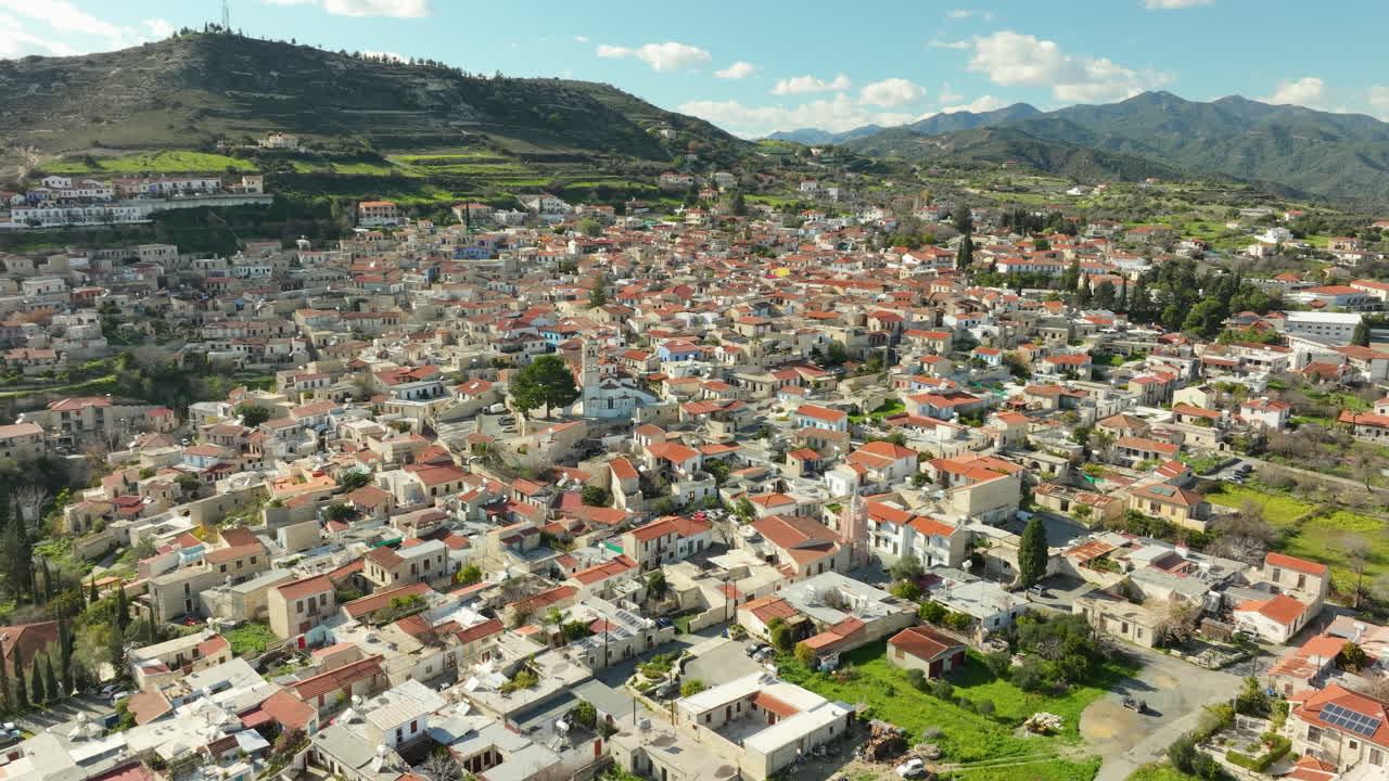 vista panorámica aérea de la aldea de lefkara con las montañas