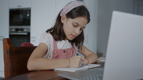 niña estudiando en línea en casa