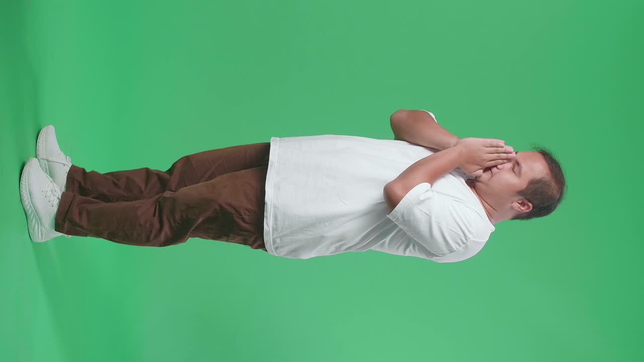 스튜디오에서 기침하거나 얼굴을 는 남자