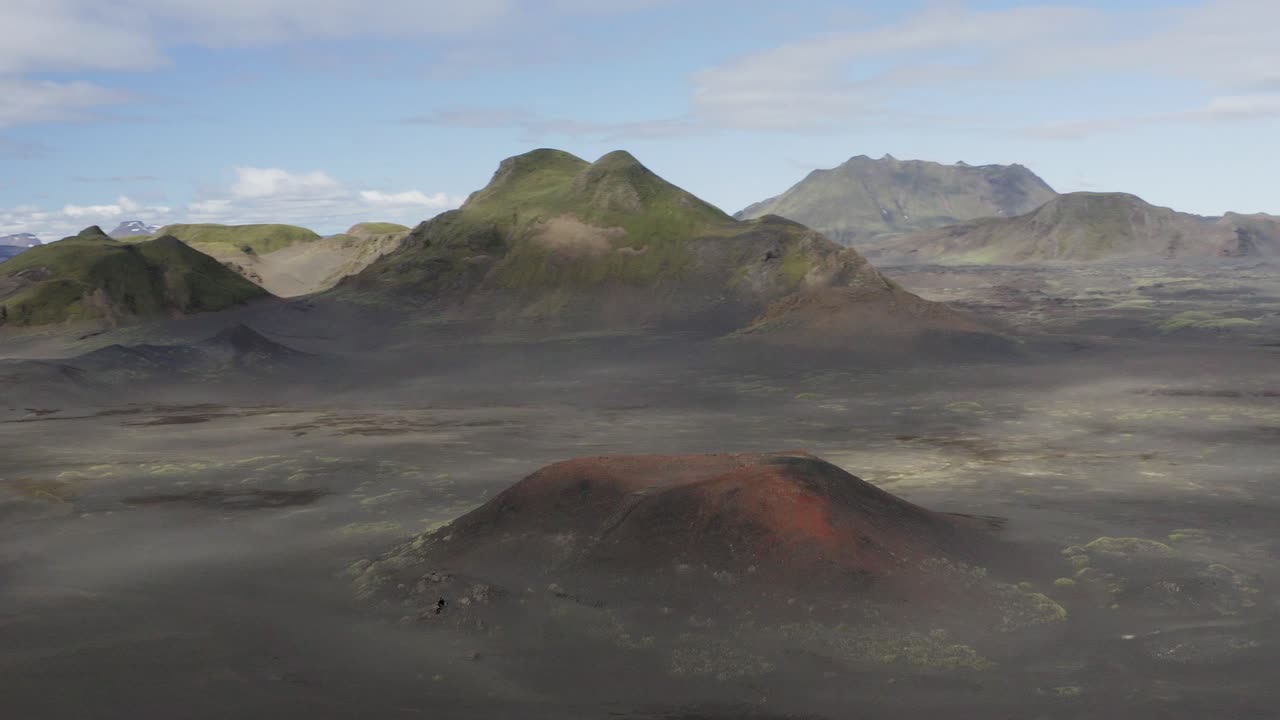 яблочный кратер на вулканическом ландшафте недалеко от хекла в исландском нагорье