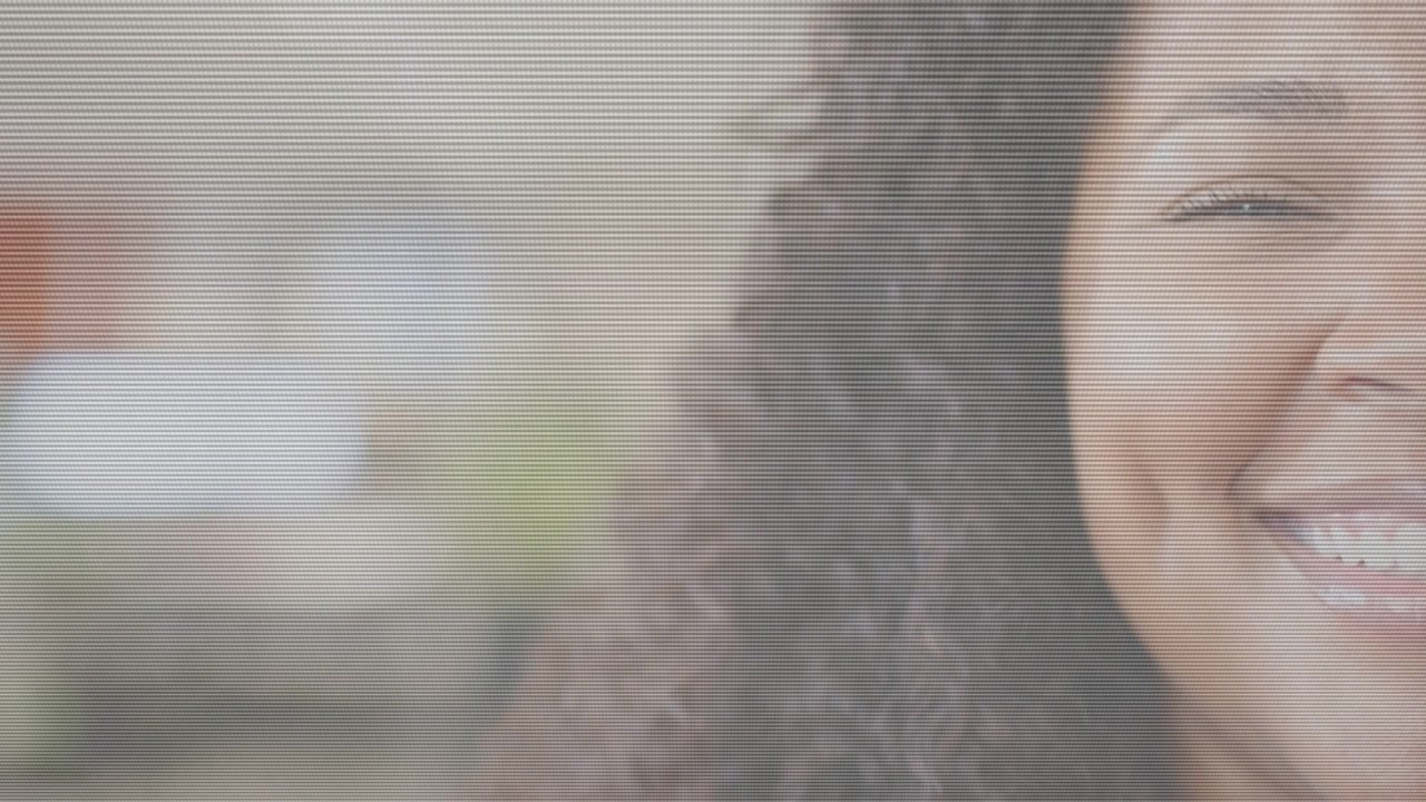 Mujer abriendo los ojos que lleva a una sonrisa en un primer plano del lado derecho de la cara con líneas de escaneo superpuestas para marketing