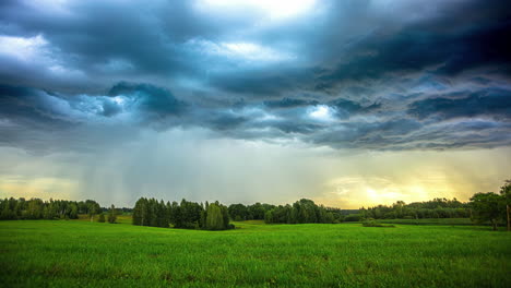 Pracht-Des-Sonnenuntergangs:-Fesselnder-Zeitraffer-Dramatischer-Regenwolken-über-Grünen-Feldern