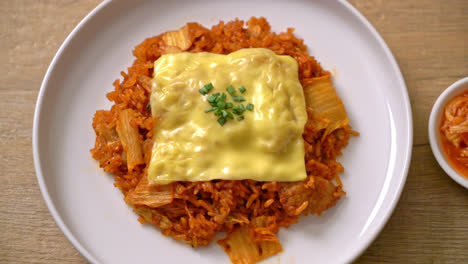 Arroz-Frito-Con-Kimchi-Con-Carne-De-Cerdo-Y-Queso-Coronado---Estilo-De-Comida-Asiática-Y-De-Fusión