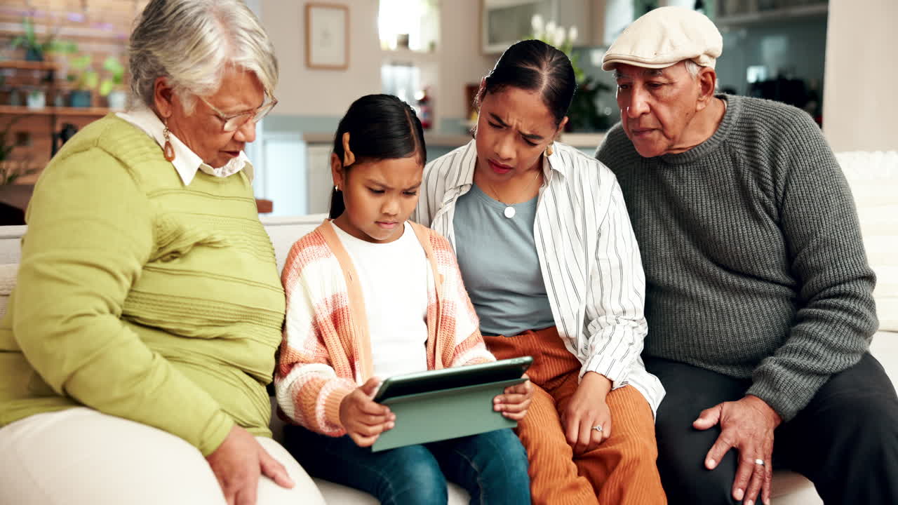 familia usando una tableta juntos