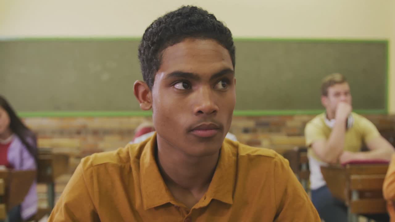estudiante concentrado en la clase de secundaria