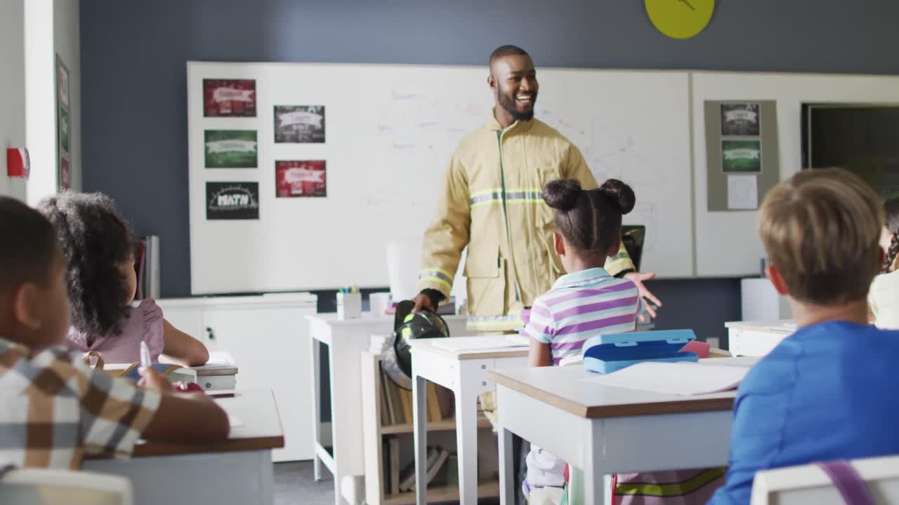 Video of happy african american teacher with class of diverse pupils during ohs lesson