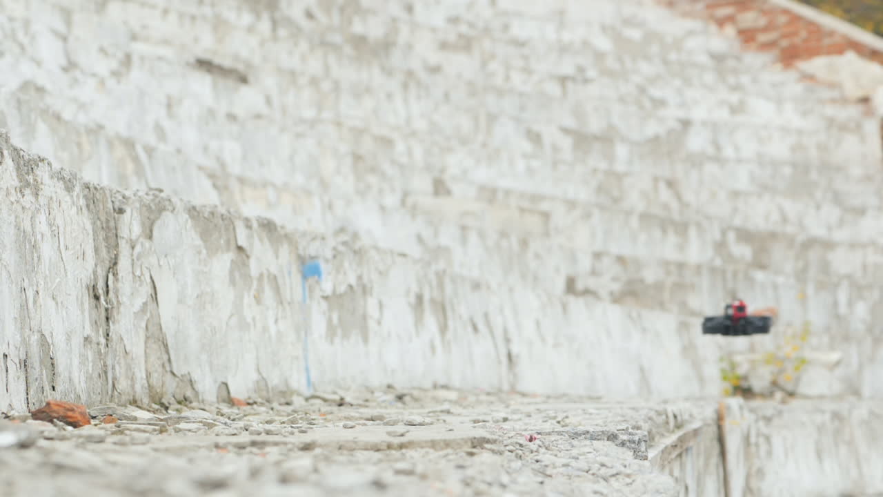 콘크리트 벽을 따라 저공비행을 위한 드론