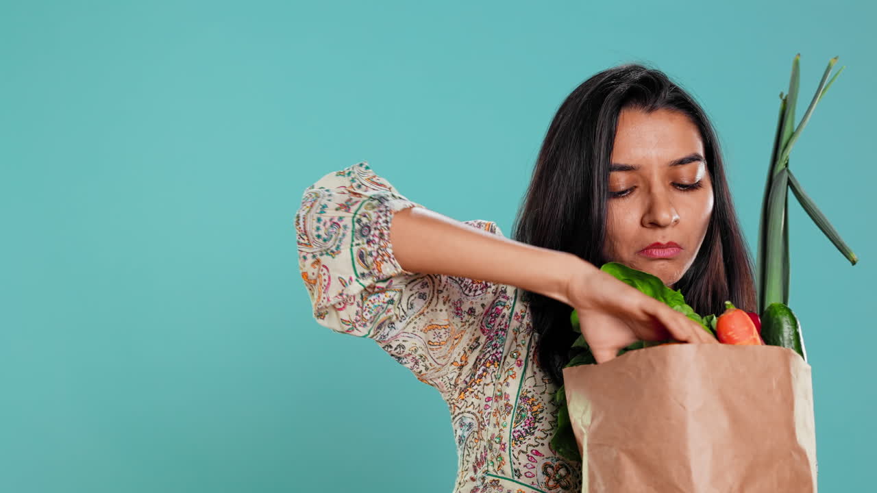 채식주의자는 과일과 채소가 익었는지 확인합니다.