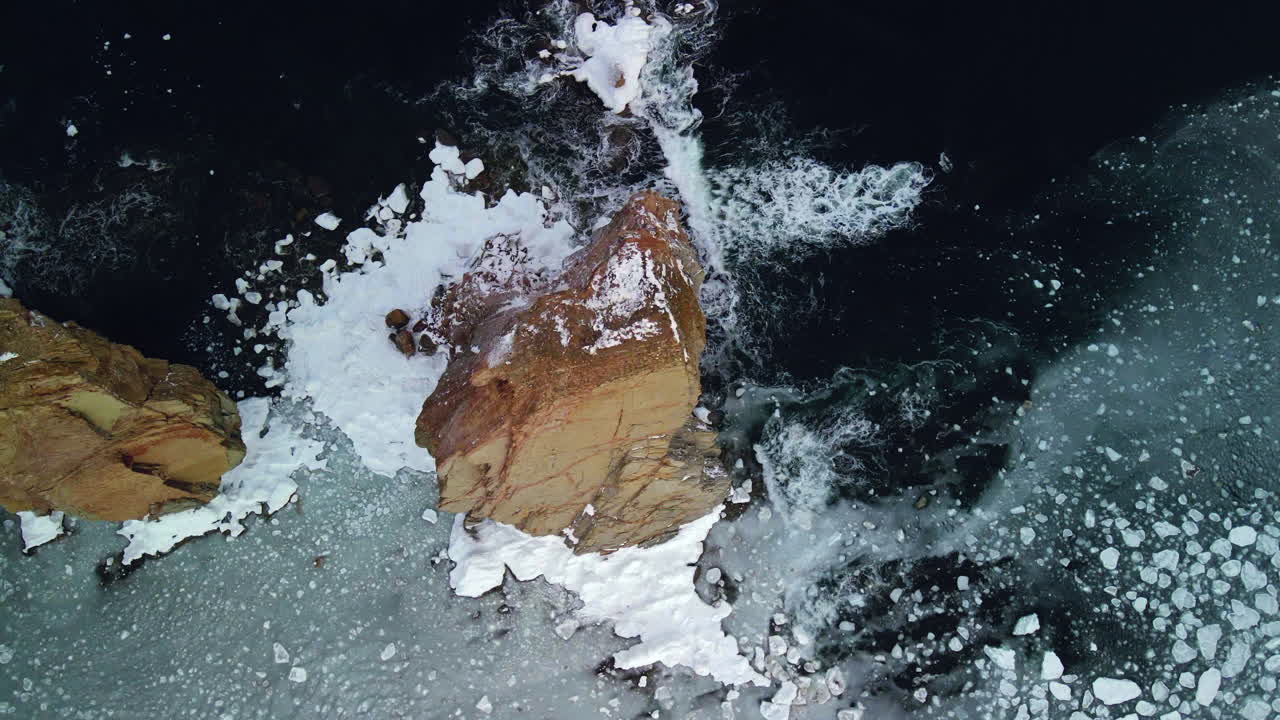 vista aérea de percé rock en invierno con hielo en el océano