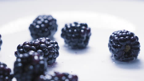 Zeitlupe-Verschiedener-Beeren,-Die-Auf-Wasser-Fallen-5