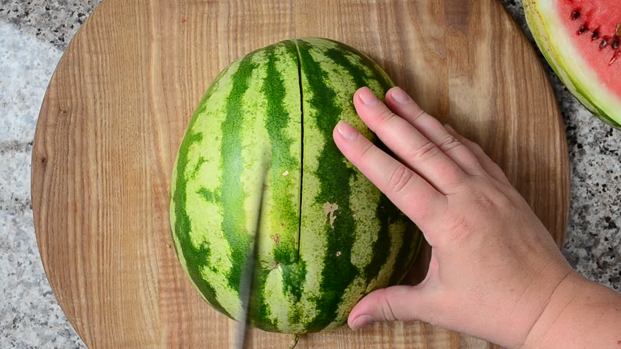 Taglio dell'anguria. Lavoro del cuoco. Riprese in cucina.