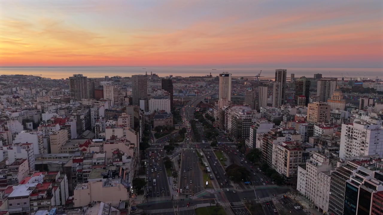 Panoramica aerea del paesaggio urbano di Buenos Aires che mostra le principali autostrade durante un tramonto dorato.