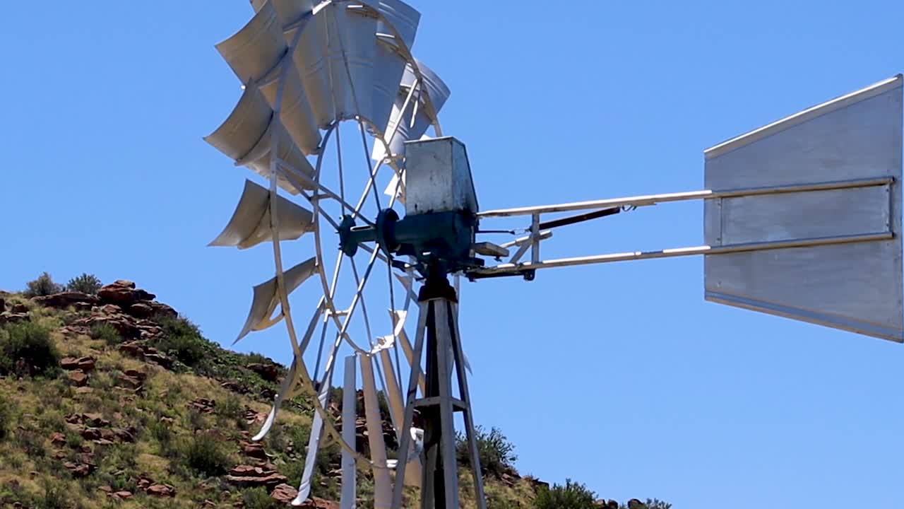 농장의 풍력 물 펌프 4k 30fps