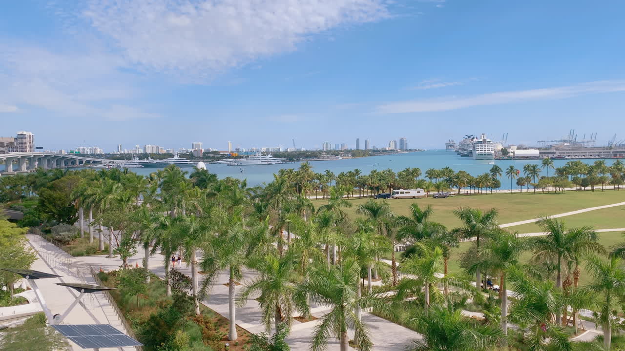 도시 공원 에서 보트 와 함께 항구 의 전망