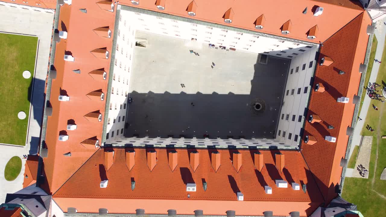 воздушная перспектива дрона захватывает величественный замок братислава, городской пейзаж словакии