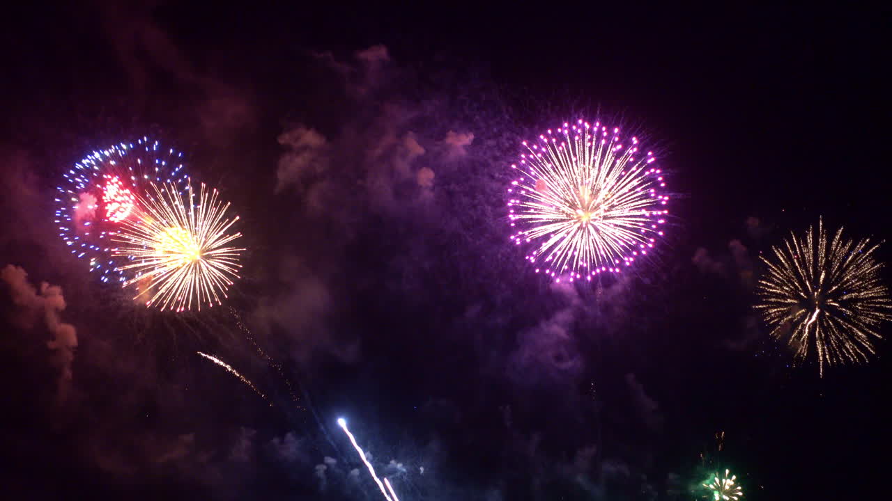 hermosos fuegos artificiales coloridos abstractos explotan en el cielo por la noche un símbolo de celebración en el aniversario de año nuevo para el fondo