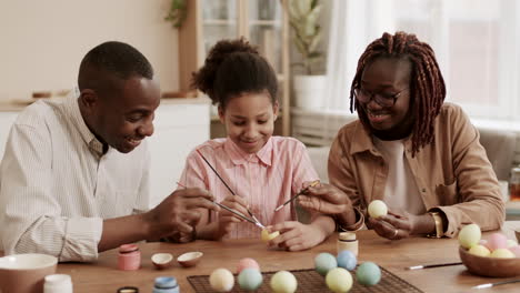 familia africana pintando huevos en pascua