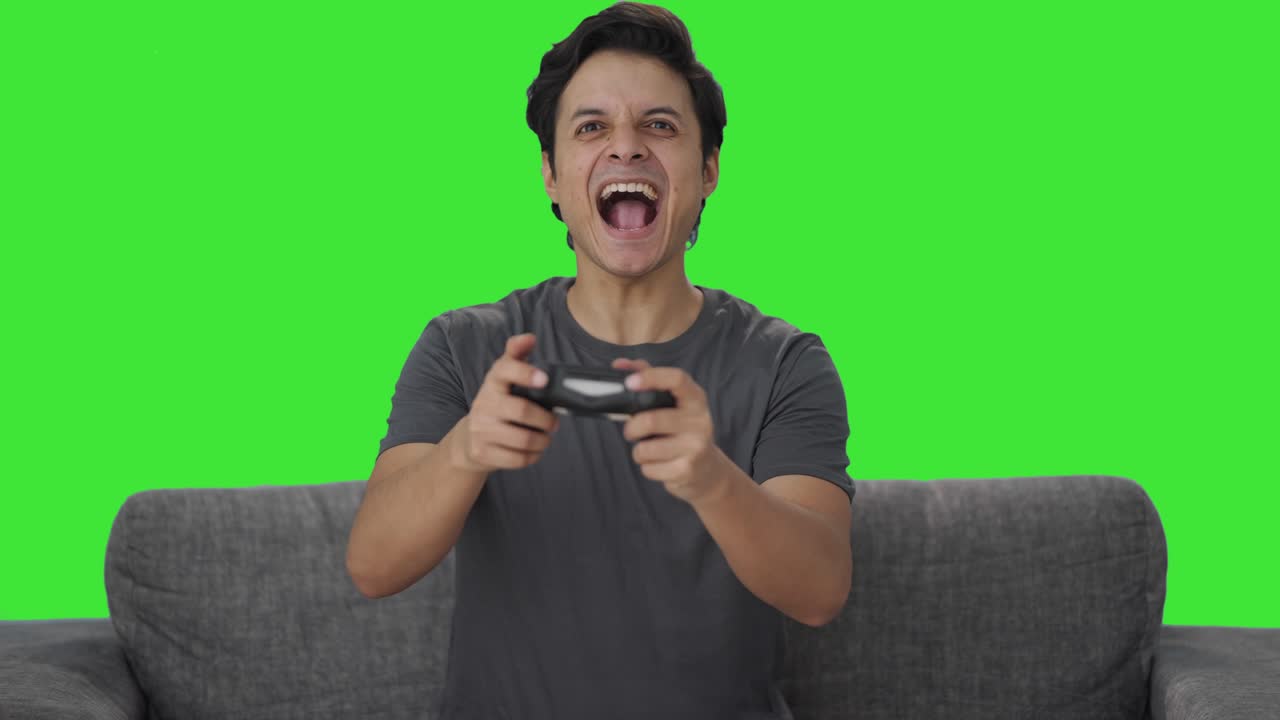 hombre indio gana un partido en el videojuego pantalla verde