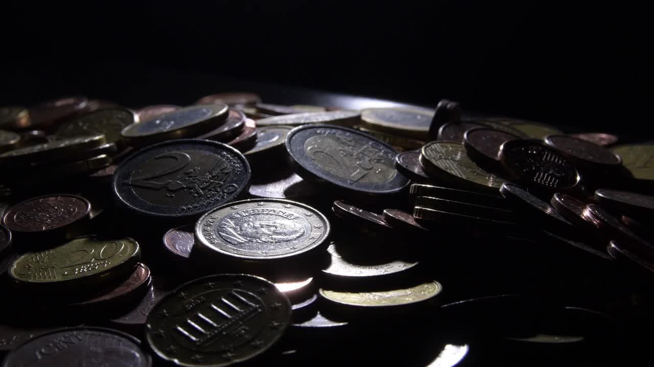 monedas de euro en una montaña de dinero girando