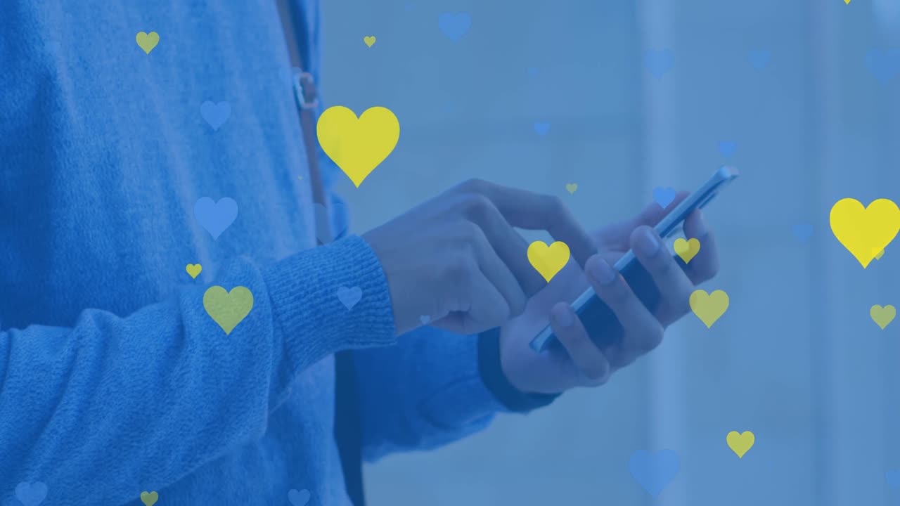 animación de iconos de las redes sociales que caen sobre una persona que usa un teléfono inteligente